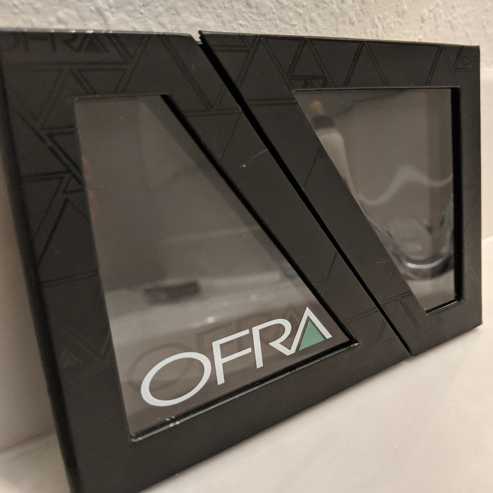 Ofra Cosmetics magnetic pop-up palette